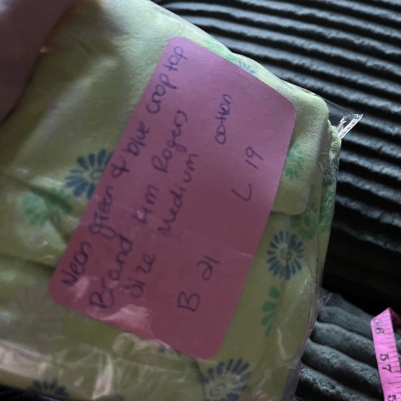 Green and white floral cotton tee. Boxy shape, slightly cropped.   Kim Rogers M - Picture 3 of 4